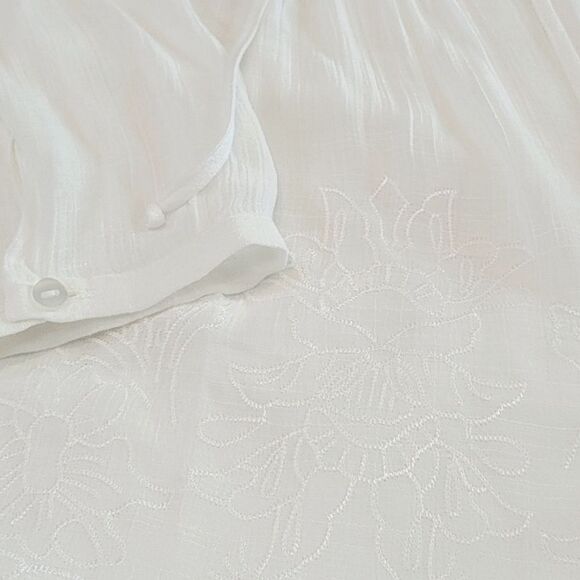 by & by White Textured Floral Embroidered 3/4 Sleeve Cover-up Blouse Size M - Picture 9 of 9